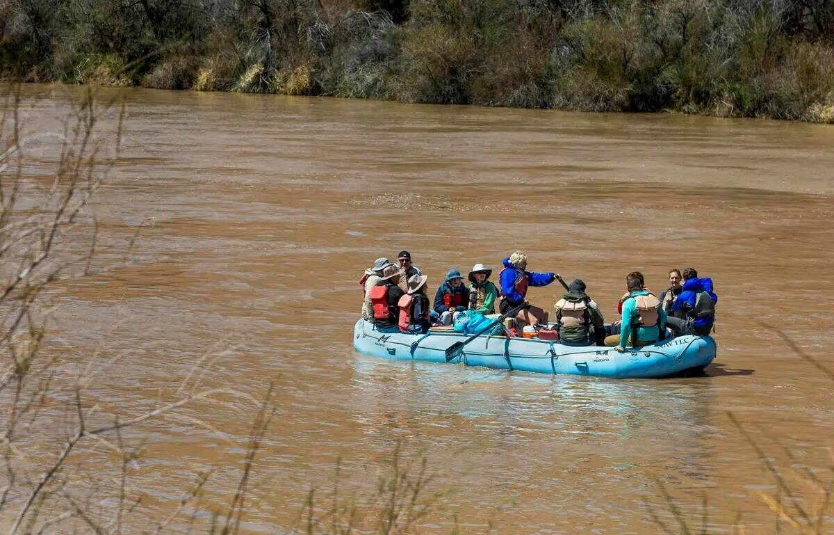 Remeros se abren paso por el río Colorado al norte de Moab, Utah, el 19 de abril de 2023. (L.E ...