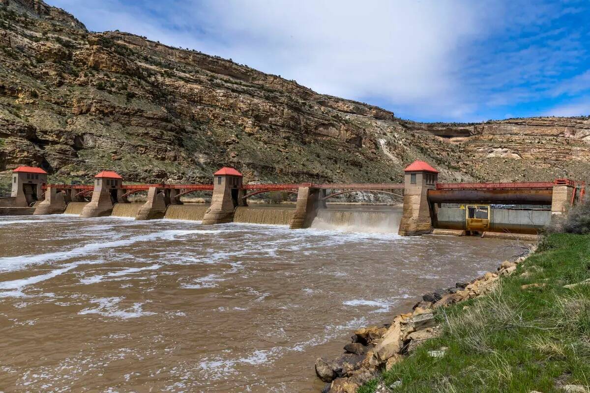 El agua fluye desde la presa Roller a lo largo del río Colorado el 21 de abril de 2023, en Pal ...