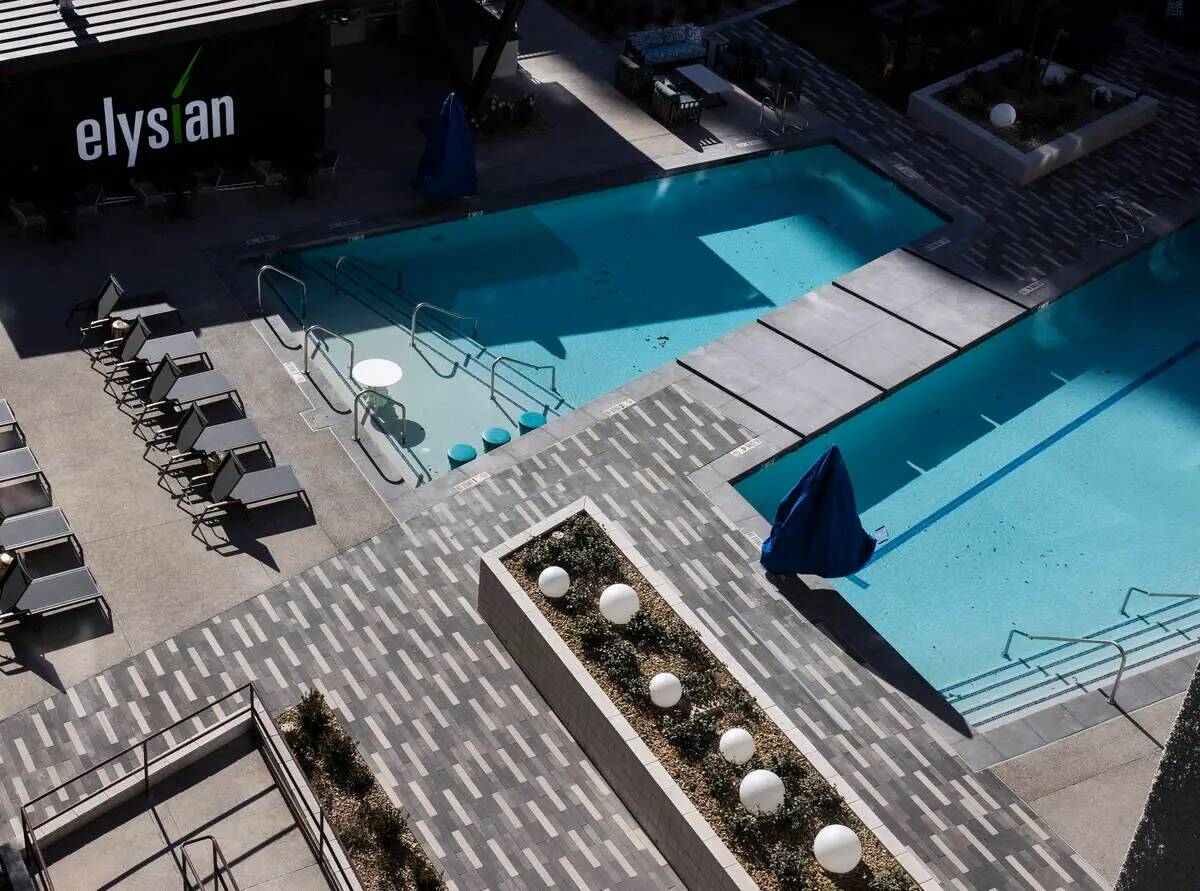 Una piscina en Elysian en Hughes Center, un complejo de apartamentos dentro del parque de ofici ...