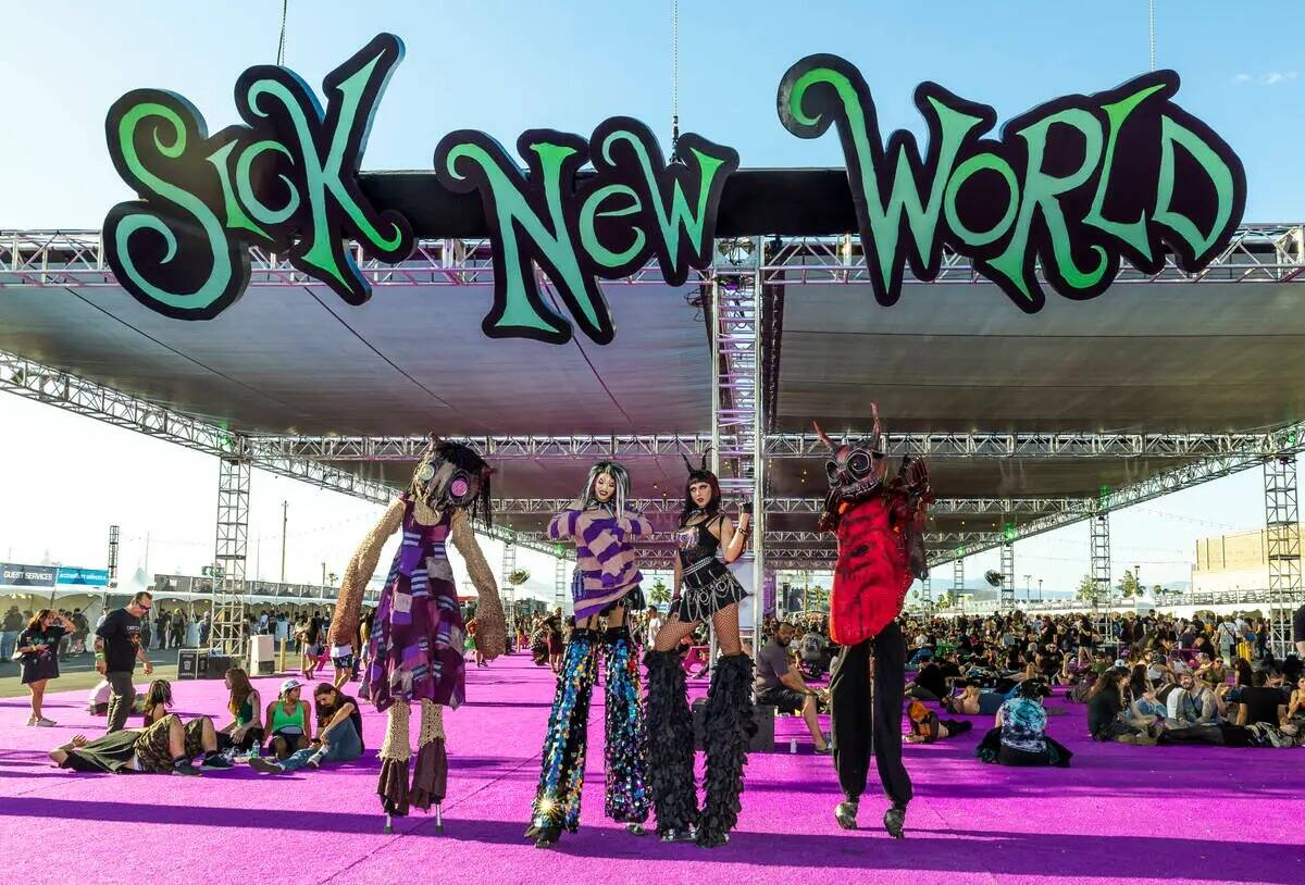 Zancudos disfrazados esperan la oportunidad de hacerse fotos durante el festival Sick New World ...