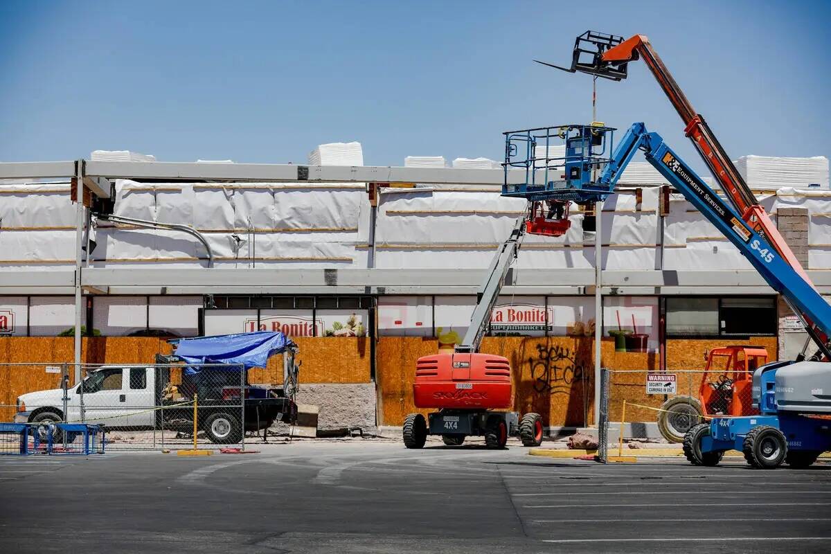 Tienda de comestibles La Bonita en construcción en Desert Inn Road en Las Vegas, jueves 3 de a ...