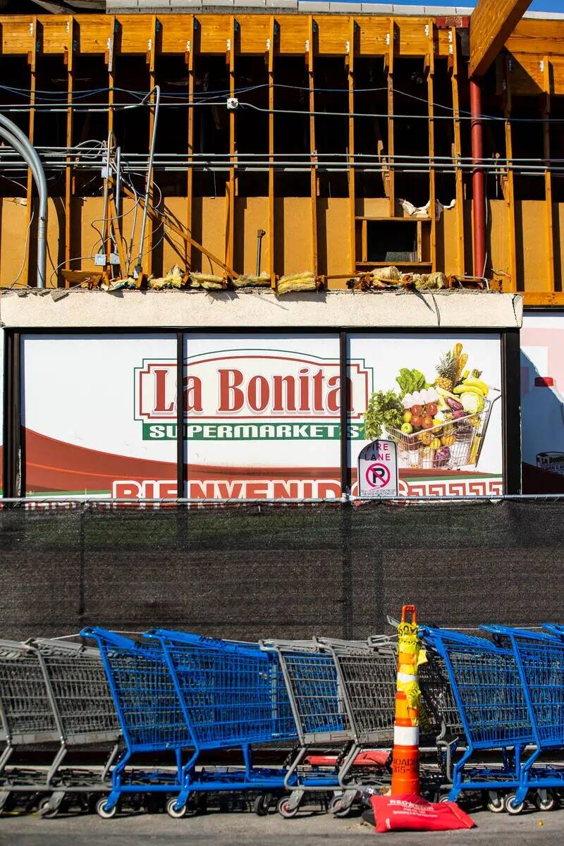 Trabajos de reparación se ven en el supermercado La Bonita en 2500 E. Desert Inn Road, donde p ...