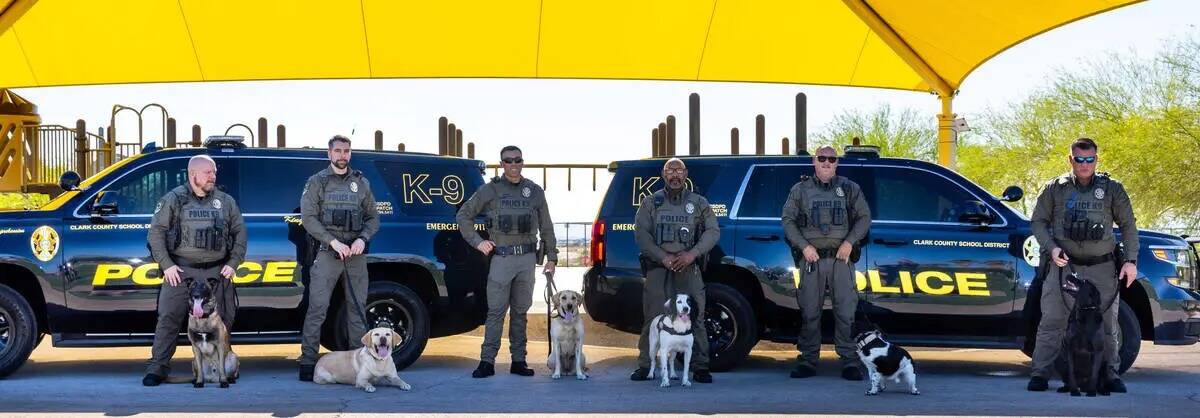 Agentes de la unidad K-9 del Departamento de Policía del Distrito Escolar del Condado Clark co ...