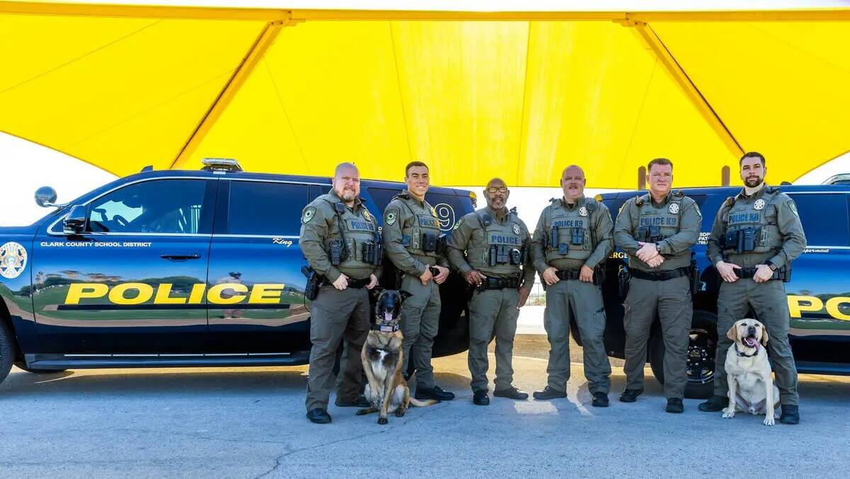 Agentes de la unidad K-9 del Departamento de Policía del Distrito Escolar del Condado Clark co ...