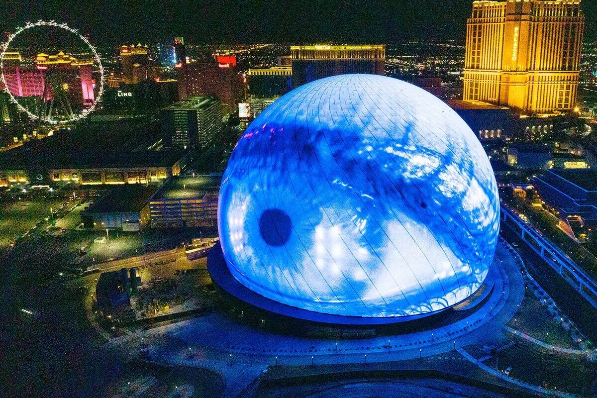 Sphere ilumina el horizonte de Las Vegas, el lunes 31 de julio de 2023, en Las Vegas. (Bizuayeh ...