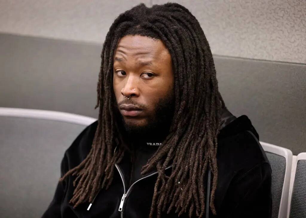 El running back de los New Orleans Saints Alvin Kamara espera en el juzgado para su comparecenc ...