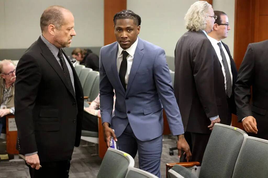 El cornerback de los Cincinnati Bengals Chris Lammons llega al juzgado con su abogado Ross Good ...
