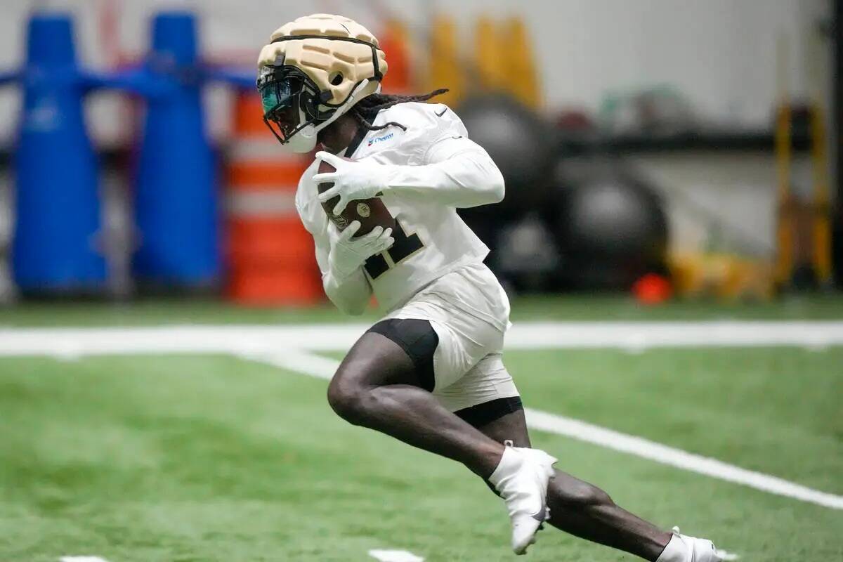 El running back de los New Orleans Saints, Alvin Kamara, realiza ejercicios en el campamento de ...