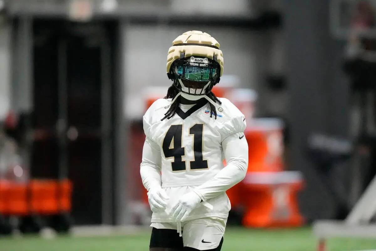 El running back de los New Orleans Saints, Alvin Kamara, realiza ejercicios en el campamento de ...