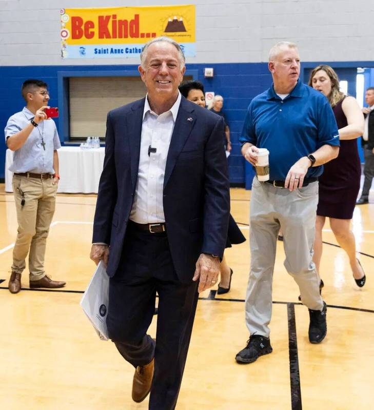 El gobernador Joe Lombardo llega a Saint Anne Catholic School para hablar durante un mitin de " ...