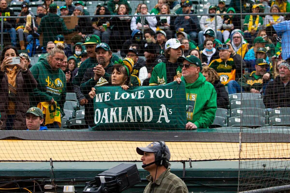 Los fans de los Oakland Athletics se reúnen antes del partido inaugural contra los Baltimore O ...