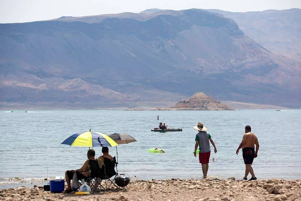 Gente tomando el sol, en moto acuática, kayak y nadando a lo largo de Boulder Beach en el Lago ...