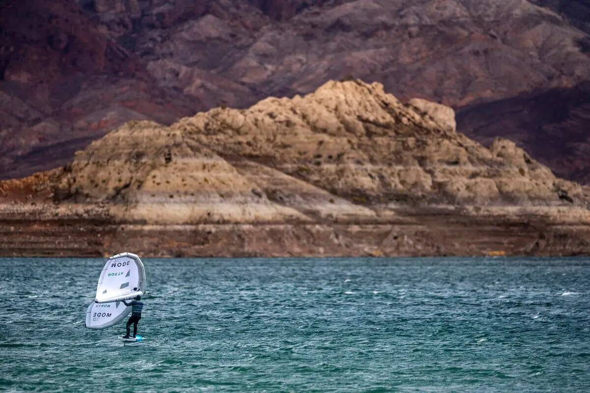 Una tabla de vela se ve cerca de Swim Beach en el Área Nacional de Recreación del Lago Mead e ...