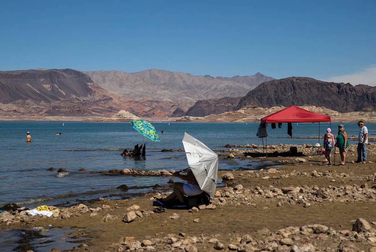 La gente pasa el rato en Swim Beach, a lo largo de la cuenca de Boulder y la zona de Boulder Be ...