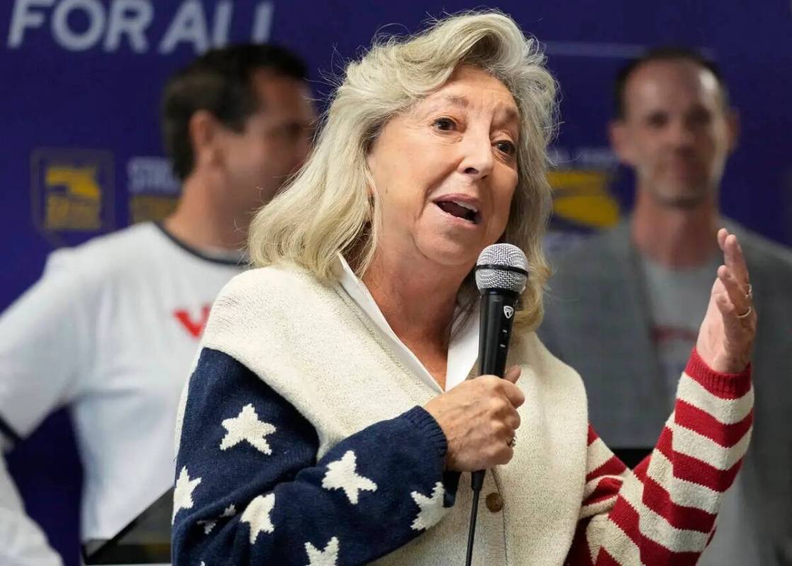 La representante Dina Titus, demócrata por Nevada, habla en un acto de campaña el martes 8 de ...