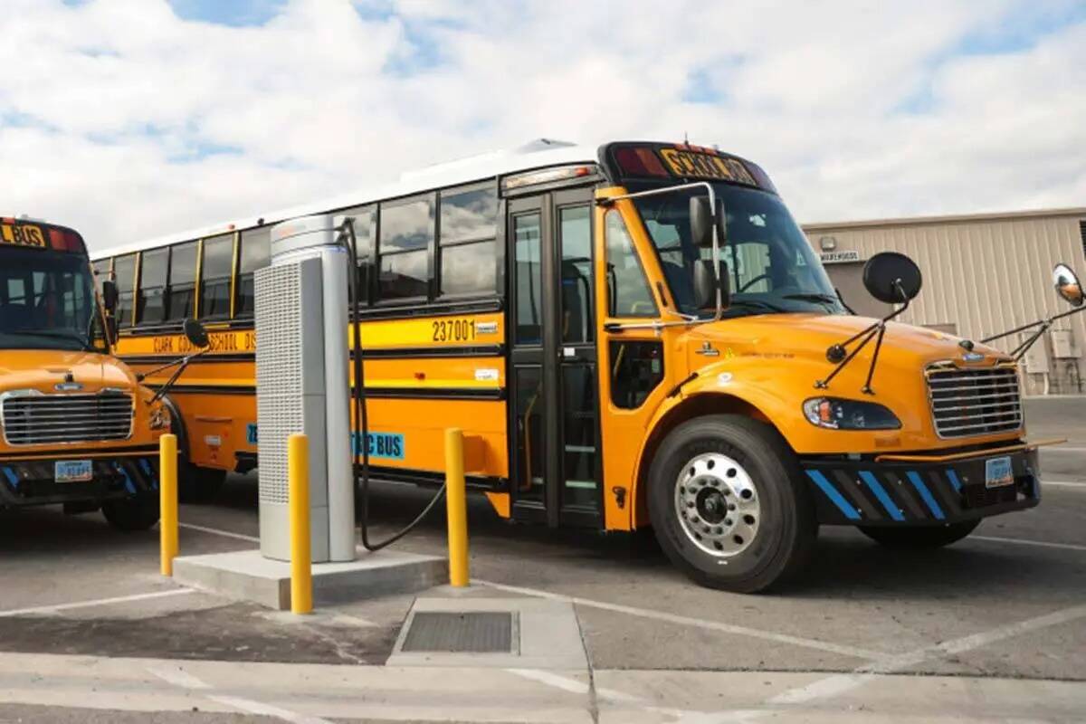 Funcionarios del Distrito Escolar del Condado Clark dan a conocer los primeros autobuses escola ...