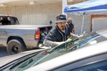 Christian Padilla lava un auto para recaudar dinero para la familia de Ángel Naranjo, quien mu ...