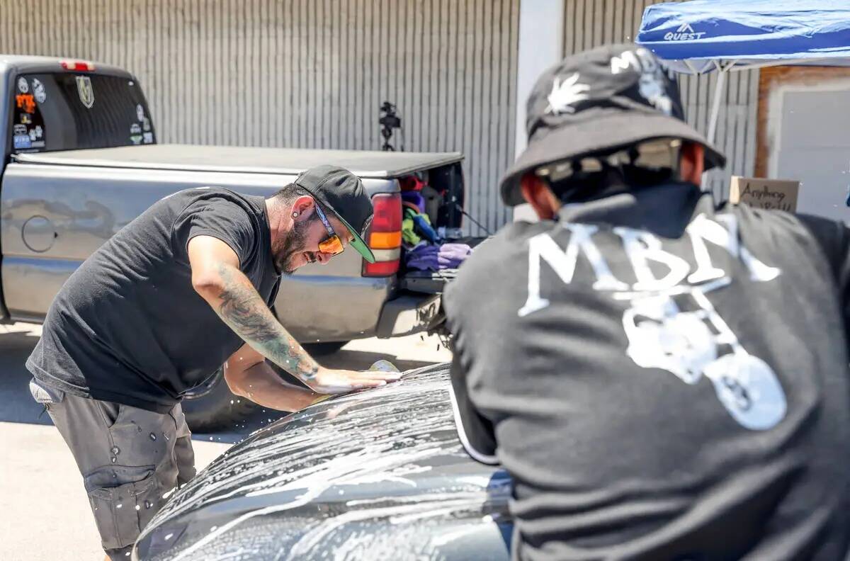 Steven Nava, a la izquierda, y Christian Padilla, a la derecha, lavan un auto para recaudar din ...