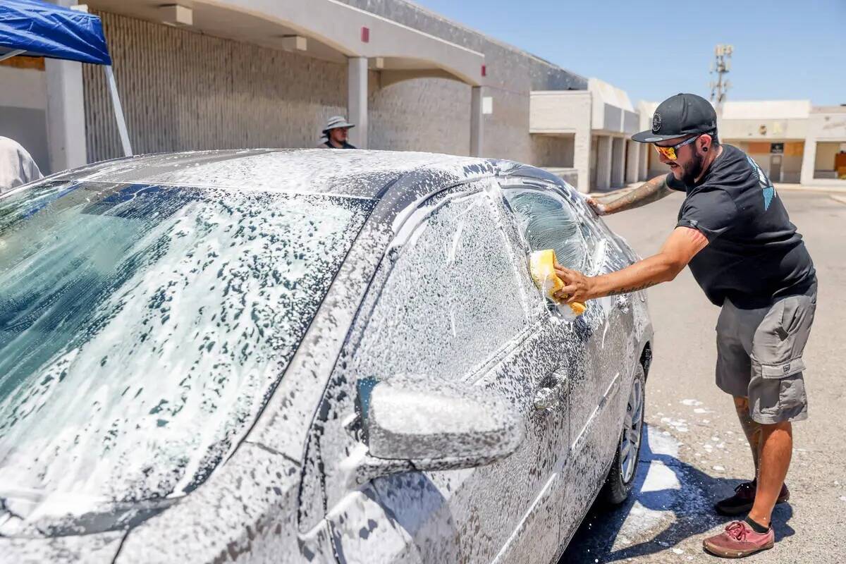 Steven Nava lava un auto para recaudar fondos para la familia de Ángel Naranjo, quien murió d ...