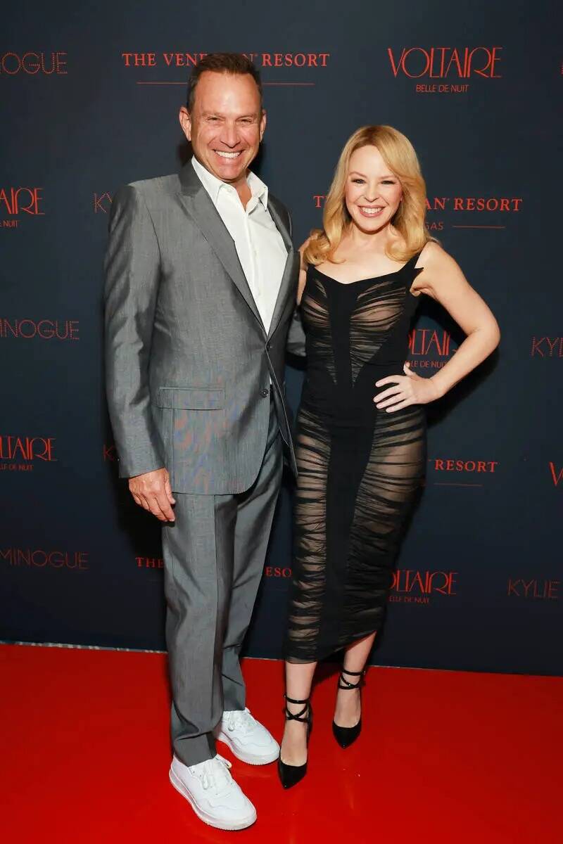 Michael Gruber, a la izquierda, director de contenidos de The Venetian Resort, y Kylie Minogue ...