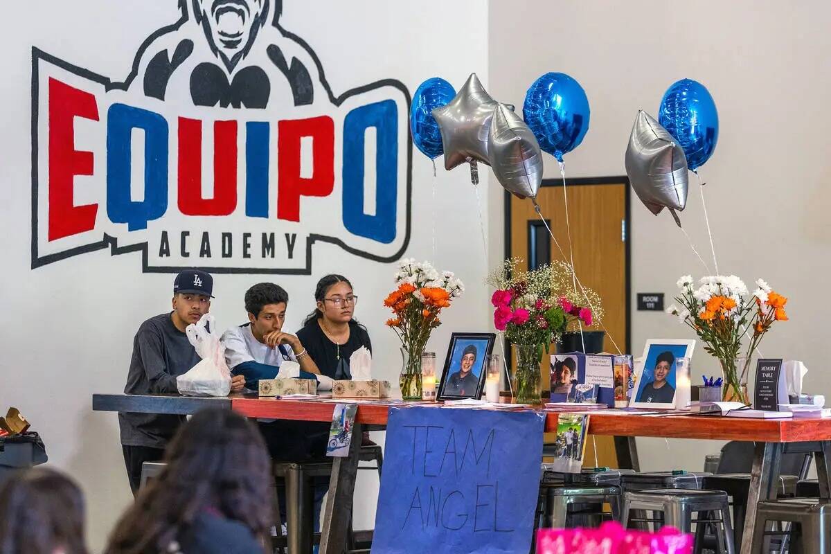 Familiares y amigos se sientan en una mesa conmemorativa de artículos de Ángel Naranjo durant ...