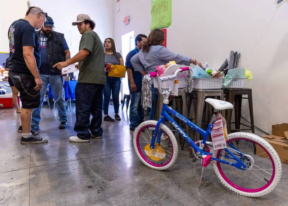 Se donan artículos para una rifa durante una recaudación de fondos de comida y bebida para la ...