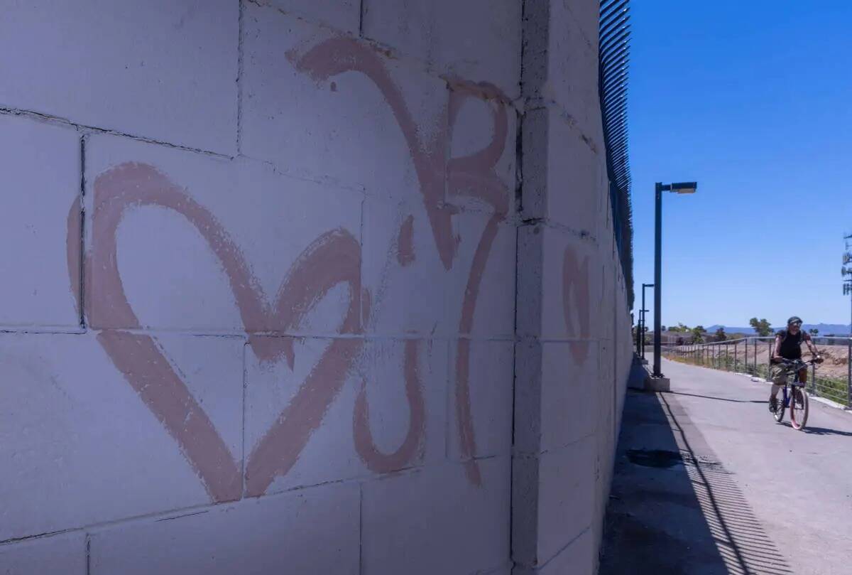 Un corazón es pintado en la pared cerca de donde Ángel Naranjo fue asesinado en su minimoto a ...