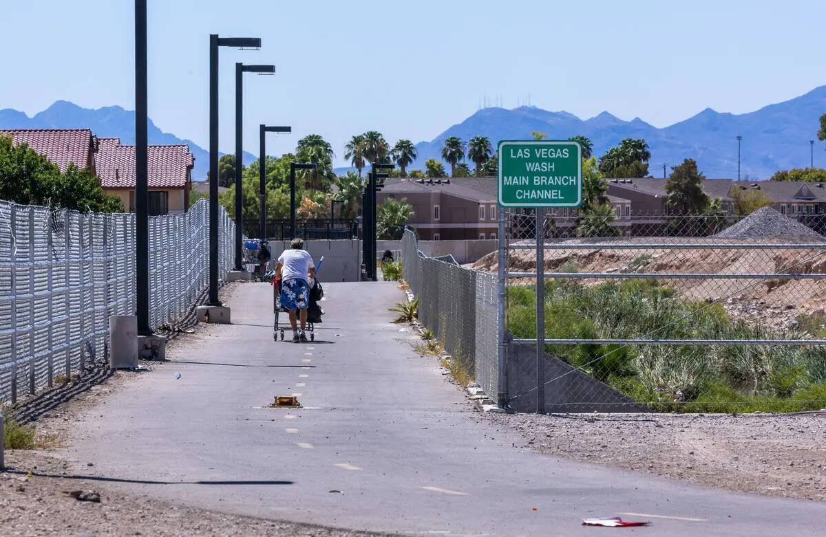 Un hombre camina por el sendero pavimentado cerca de donde Ángel Naranjo fue asesinado en su m ...