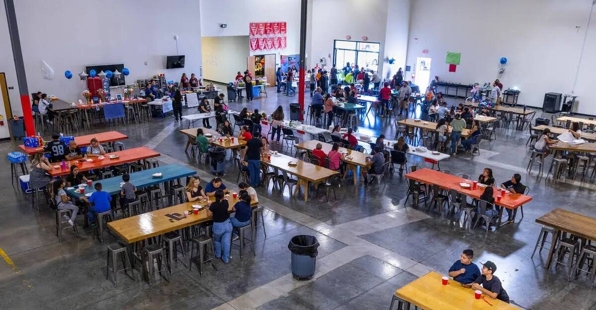 Los invitados llegan para llenar el comedor durante una recaudación de fondos de comida y bebi ...