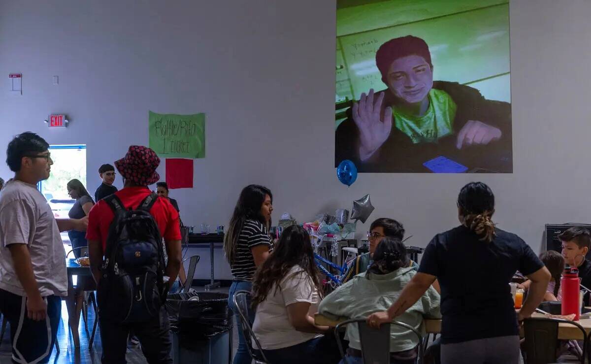 Se proyectan diapositivas de Ángel Naranjo en la pared durante una recaudación de fondos de c ...