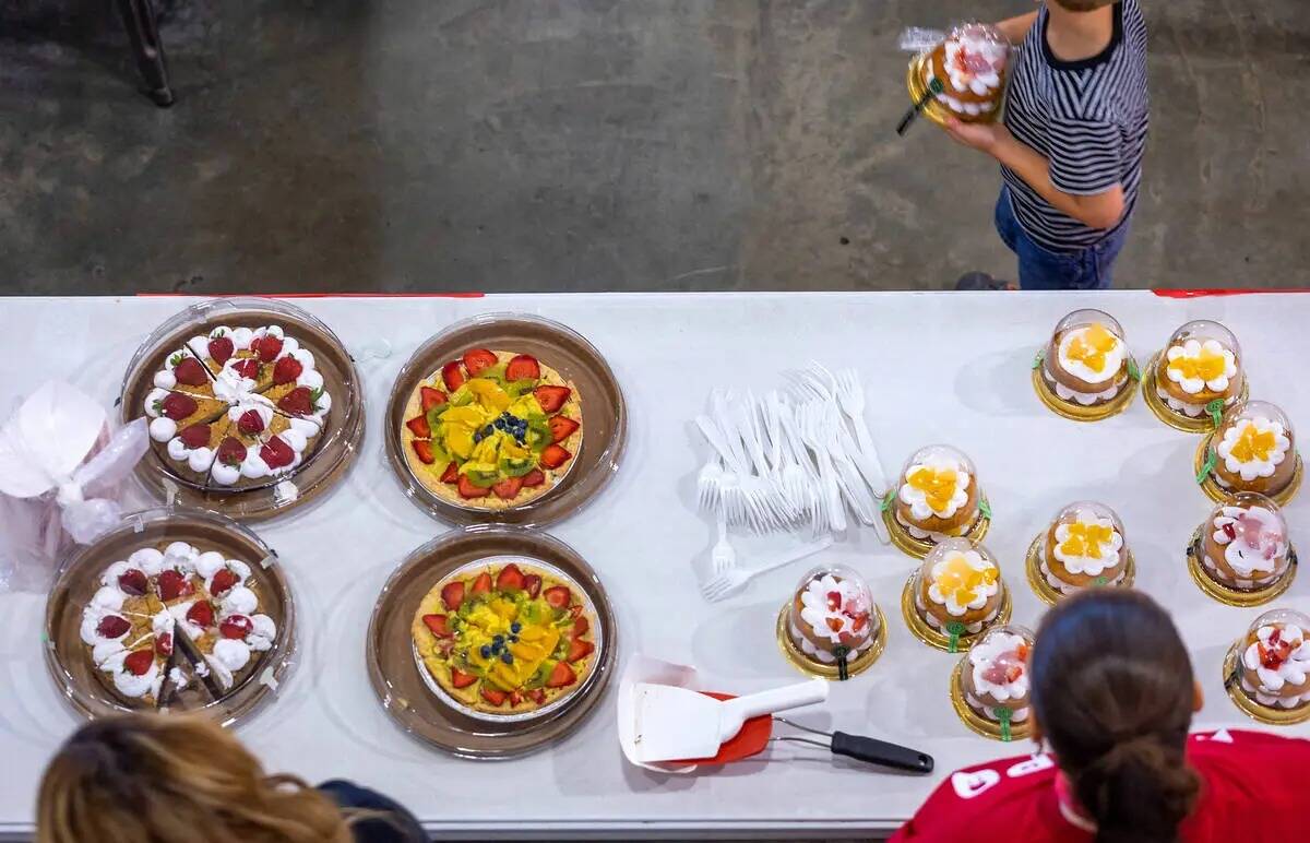 Una selección de sabrosos postres durante una recaudación de fondos para la familia de Ángel ...