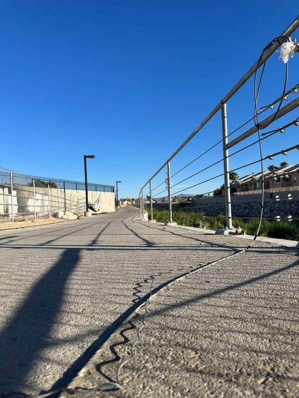 Un carril para bicicletas a lo largo de Las Vegas Wash cerca de Pecos Road y East Lake Mead Bou ...