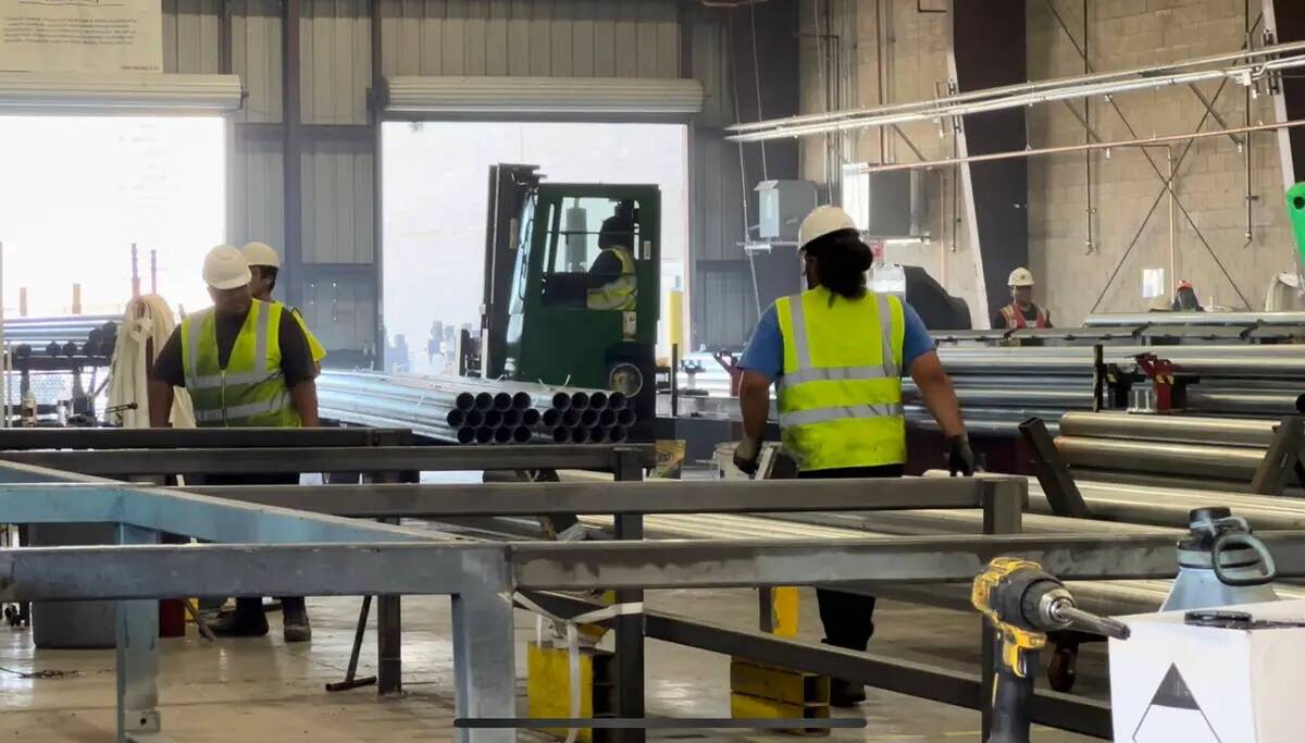 Trabajadores en la fábrica de Unimacts el lunes 7 de agosto de 2023, en Las Vegas. (Sean Hemme ...