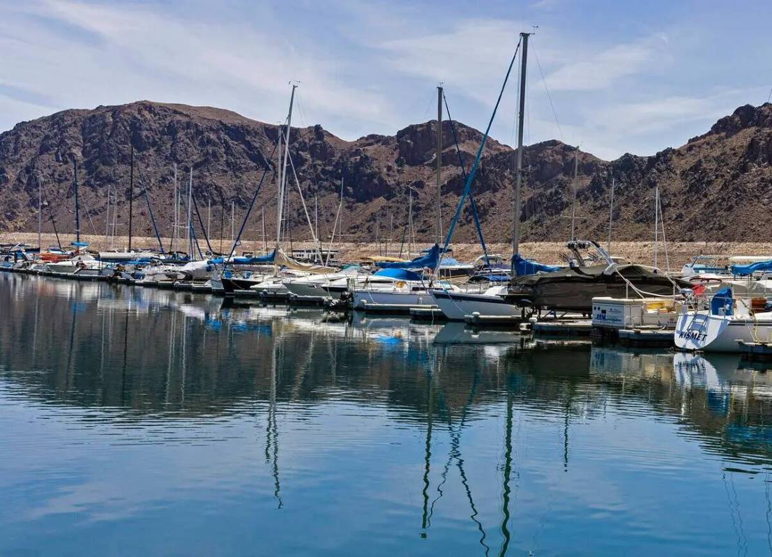 Botes atracados en el Puerto de Barcos de Las Vegas, en el Área Recreativa Nacional del Lago M ...