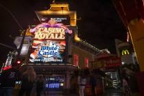 Un grupo de personas pasa por delante del Casino Royale en el Strip en marzo de 2020 en Las Veg ...
