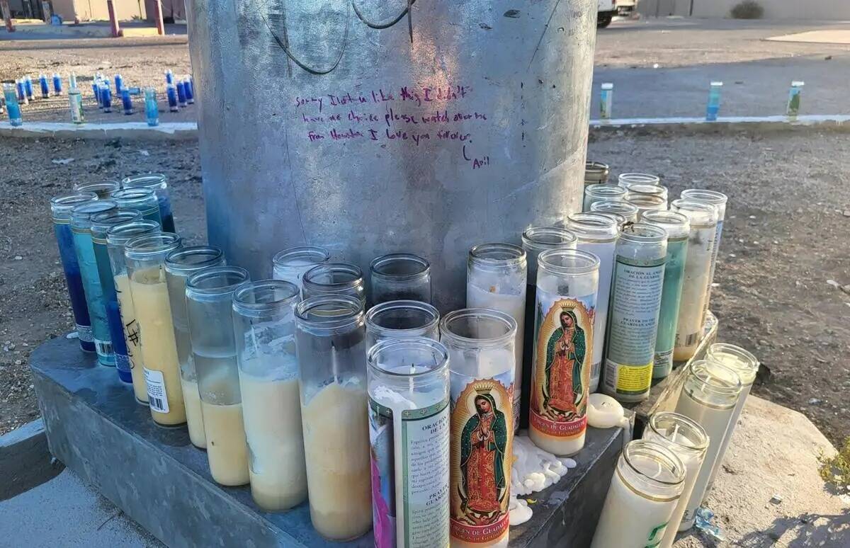 Un monumento a los tres adolescentes muertos en un accidente de agosto se ve en la intersecció ...