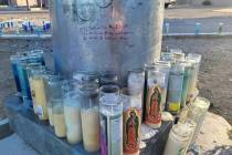 Un monumento a los tres adolescentes muertos en un accidente de agosto se ve en la intersecció ...