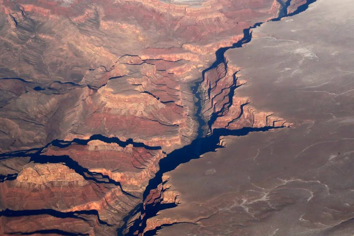 ARCHIVO - El Gran Cañón de Arizona se ve en esta foto aérea del 17 de diciembre de 2019. Una ...