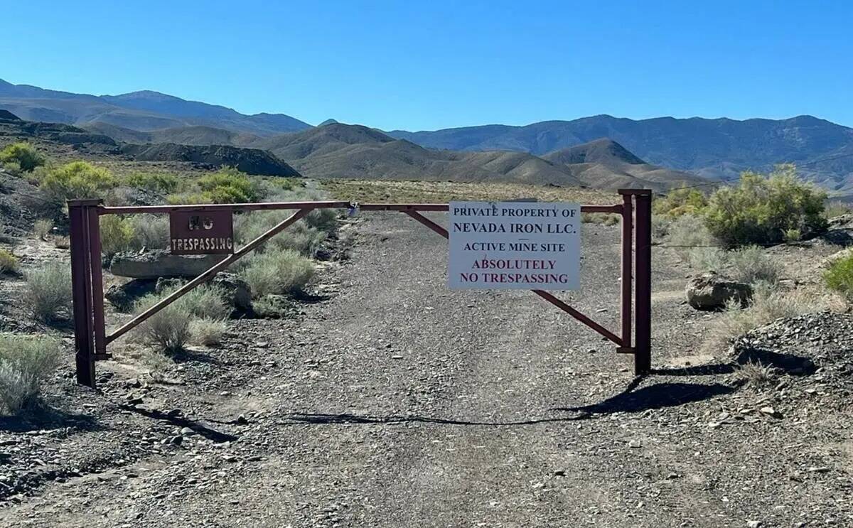 Puerta que conduce al remoto sitio de la mina en el Condado Churchill donde apareció el cuerpo ...