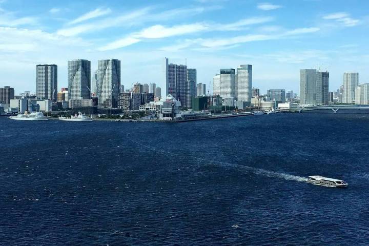 Esta foto del 27 de junio de 2018 muestra el horizonte de Tokio en la Bahía de Tokio. (Las Veg ...