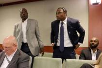 El ex jugador de los Raiders Henry Ruggs, a la derecha, comparece ante el tribunal en el Centro ...