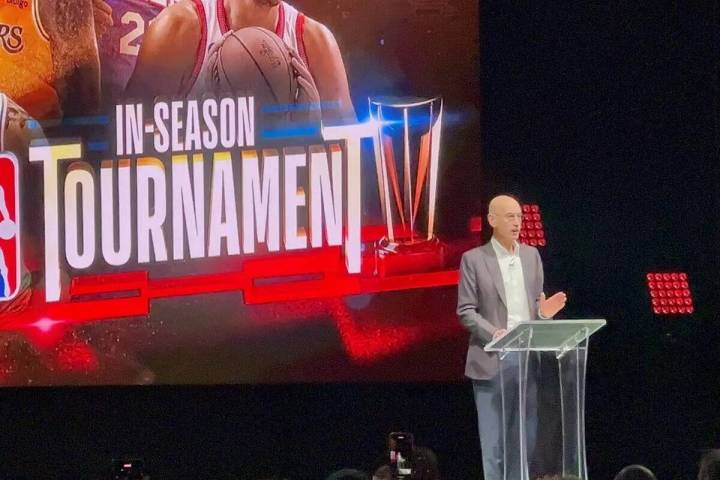 El comisionado de la NBA, Adam Silver, presenta el primer torneo de la NBA en temporada, que cu ...