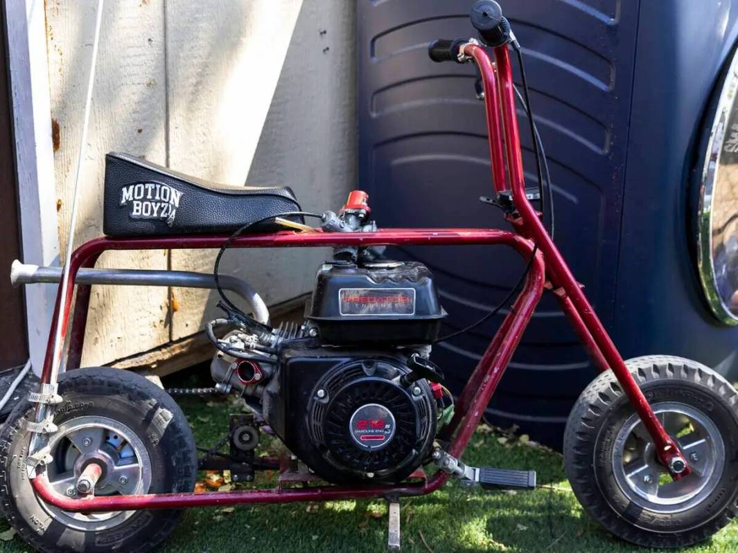 La minimoto que Angel Naranjo conducía cuando chocó contra un cable y murió se ve en el pati ...