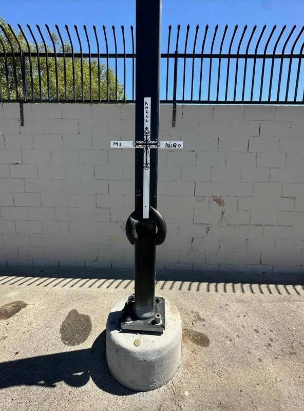 Se ha colocado una cruz blanca en el poste de la luz cerca del lugar donde Ángel Naranjo, de 1 ...