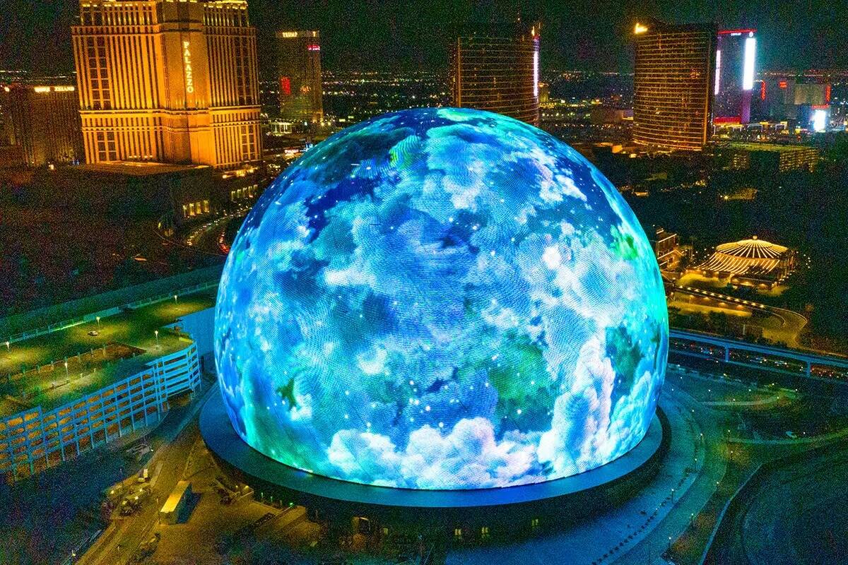 Sphere ilumina el horizonte de Las Vegas, el lunes 31 de julio de 2023, en Las Vegas. (Bizuayeh ...