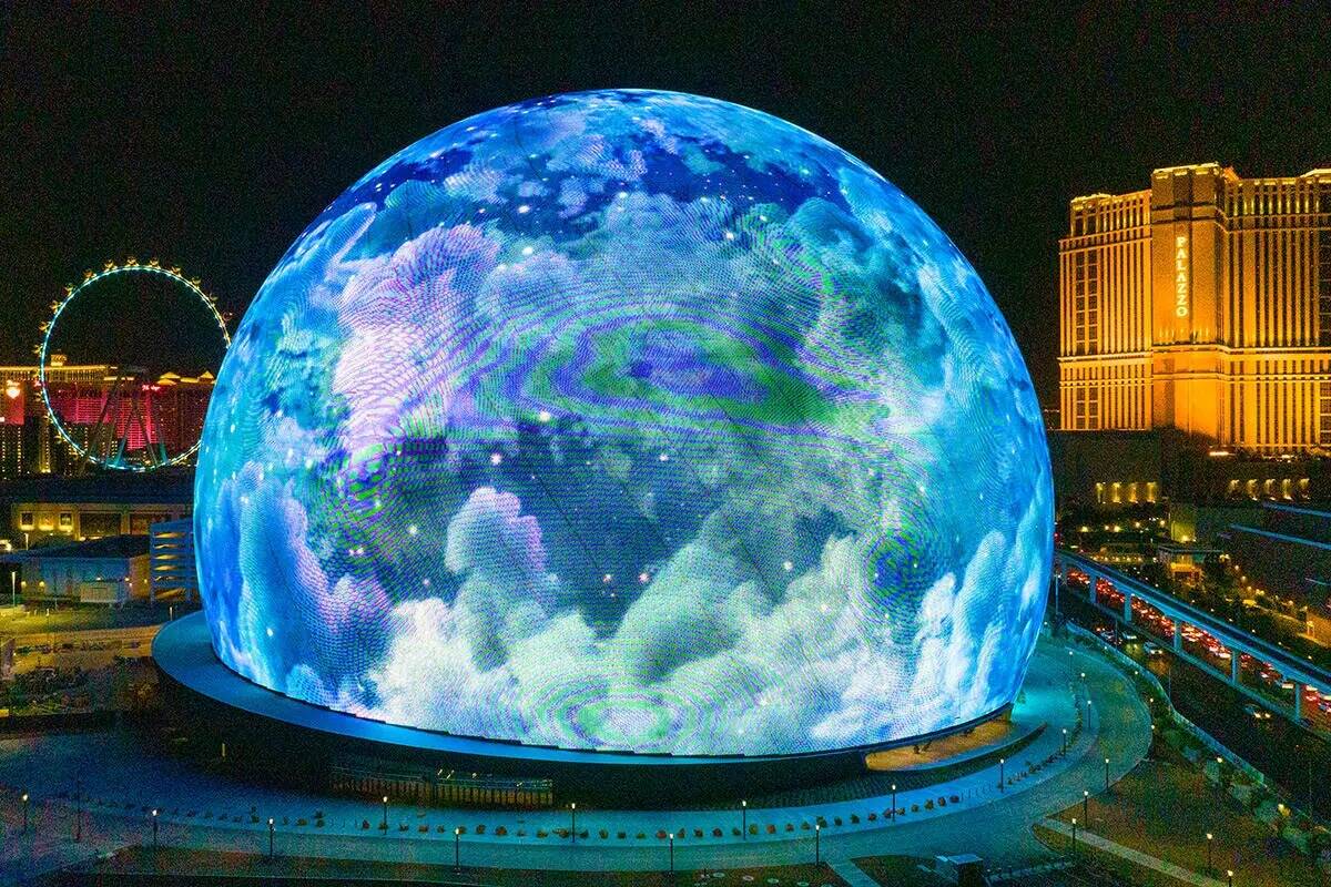 Sphere ilumina el horizonte de Las Vegas, el lunes 31 de julio de 2023, en Las Vegas. (Bizuayeh ...