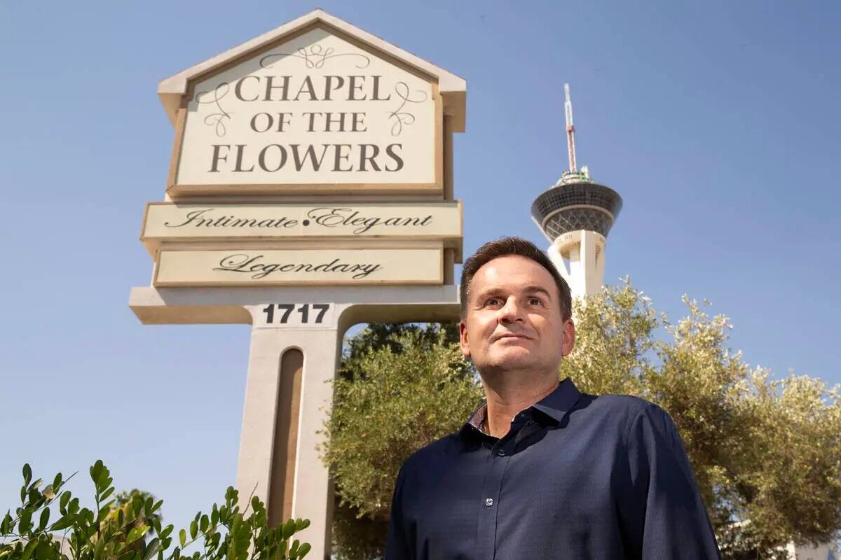 Donne Kerestic, director ejecutivo de Chapel of the Flowers, en el local de bodas de Las Vegas ...