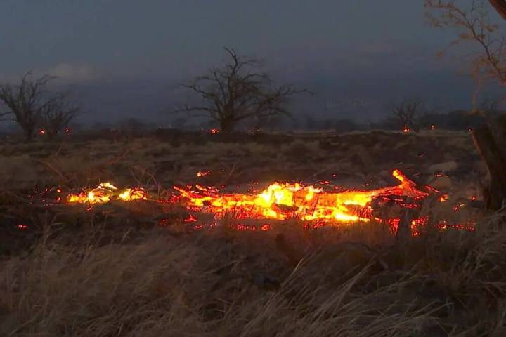 Las llamas de un incendio forestal arden en Kihei, Hawái, el miércoles 9 de agosto de 2023. M ...