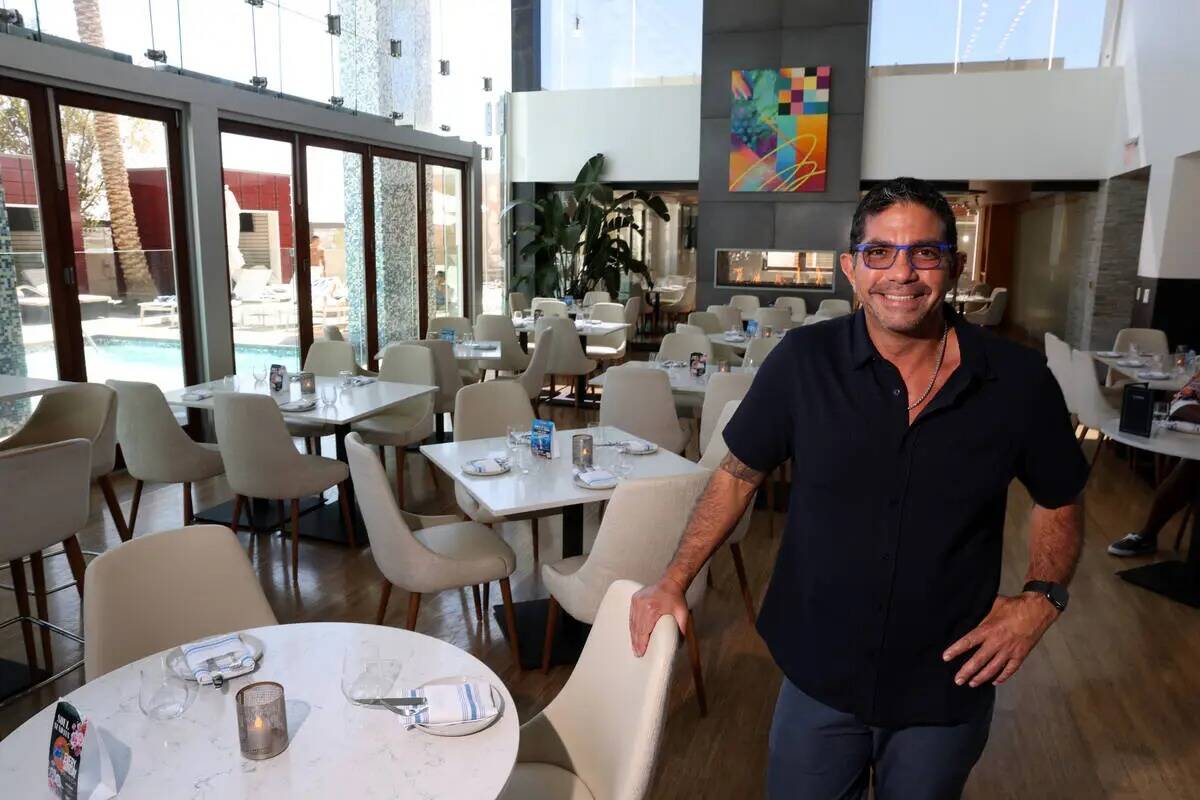 El chef Luke Palladino posa en Laguna Pool House & Kitchen, en Palms Place, Las Vegas, el viern ...