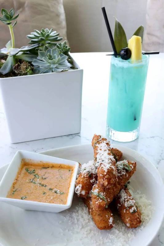 Aperitivo Provolone Fritto y el coctel Laguna Blue en Laguna Pool House & Kitchen en Palms Plac ...